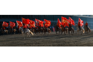 “唱著刀歌游新疆”—這些天，全國(guó)游客在這里歡聚