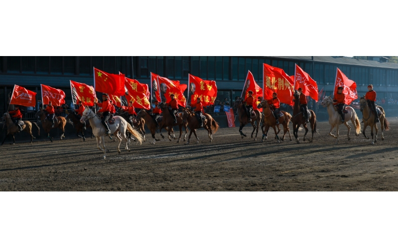 “唱著刀歌游新疆”—這些天，全國游客在這里歡聚